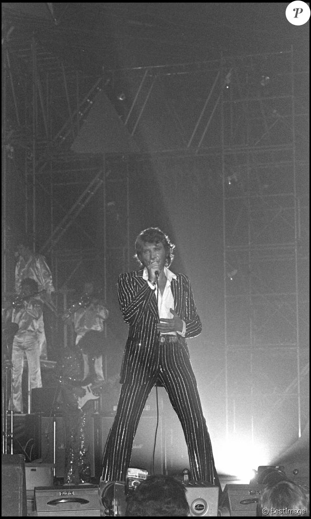 Johnny Hallyday en concert au Palais des Sports en 1976, dans son costume Dior vendu aux enchères ce mois de novembre 2020.