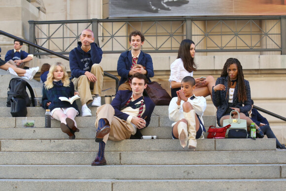 Savannah Smith, Jordan Alexander, Emily Alyn Lind, Evan Mock, Thomas Doherty, Zión Moreno, Whitney Peak - Les acteurs du reboot de "Gossip Girl" sur le tournage de la série dans le quartier de Manhattan à New York.