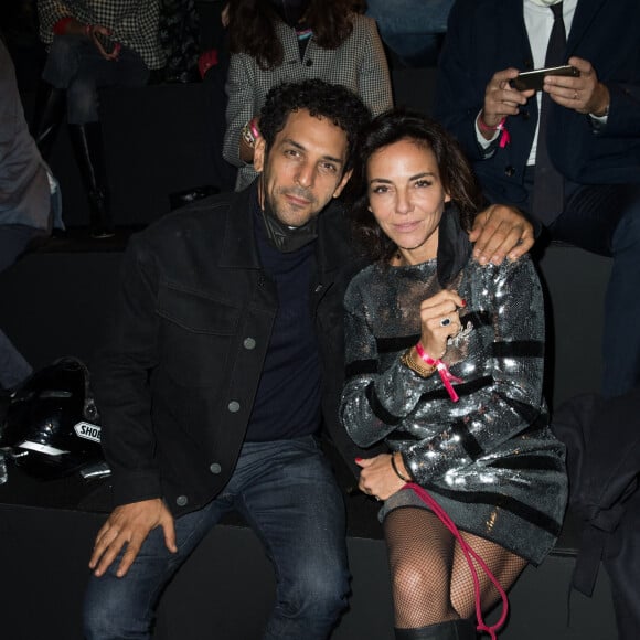Exclusif - Tomer Sisley, sa femme Sandra - Frontrow lors du défilé Etam Live Show à Paris le 29 septembre 2020. © Pool Agence Bestimage 