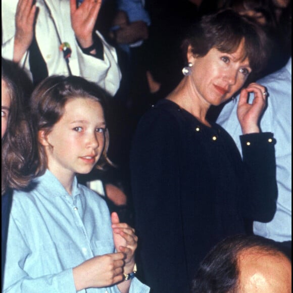 Laura Smet et sa mère Nathalie Baye au concert de Johnny pour ses 50 ans au Parc des Princes en 1993.