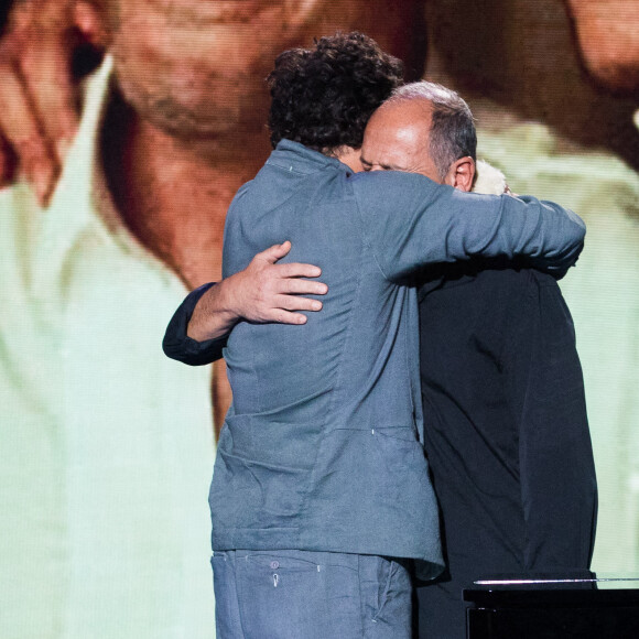 Exclusif - Amir Haddad et sa surprise : son père René-Mikhael Haddad et son cousin Anto - Surprise - Enregistrement de l'émission "La boite à secrets" N°6, présentée par F.Bollaert, qui sera diffusée le 13 novembre sur France 3. © Tiziano Da Silva / Bestimage