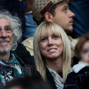 Louis Bertignac avec sa compagne Laetitia et leur fils Jack dans les tribunes lors du match de Ligue 1 "PSG - Angers (4-0)" au Parc des Princes à Paris, le 5 octobre 2019. © Cyril Moreau/Bestimage