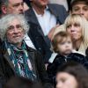 Louis Bertignac avec sa compagne Laetitia et leur fils Jack dans les tribunes lors du match de Ligue 1 "PSG - Angers (4-0)" au Parc des Princes à Paris, il y a un an © Cyril Moreau/Bestimage