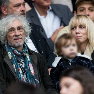 Louis Bertignac avec sa compagne Laetitia et leur fils Jack dans les tribunes lors du match de Ligue 1 "PSG - Angers (4-0)" au Parc des Princes à Paris, il y a un an © Cyril Moreau/Bestimage