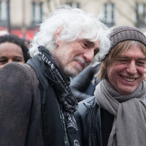 Louis Bertignac, Jean-Louis Aubert, Kuelan Nguyen à la sortie de l'hommage à Jacques Higelin au Cirque d'Hiver à Paris le 12 avril 2018.  