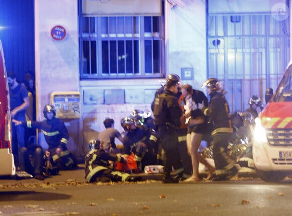 Les blessés sont évacués par les pompiers - Attentats à Paris: la fusillade dans la salle de concert du Bataclan aurait fait au moins 82 morts le 13 novembre 2015.