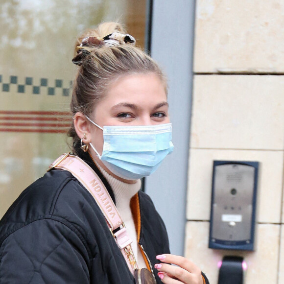 Exclusif - Louane Emera quitte les studios de RTL à Paris le 23 octobre 2020. 