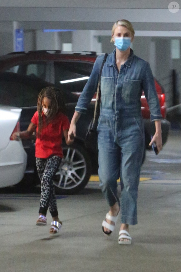 Exclusif - Charlize Theron arrive à l'hôpital avec sa fille à Los Angeles le 4 novembre 2020.