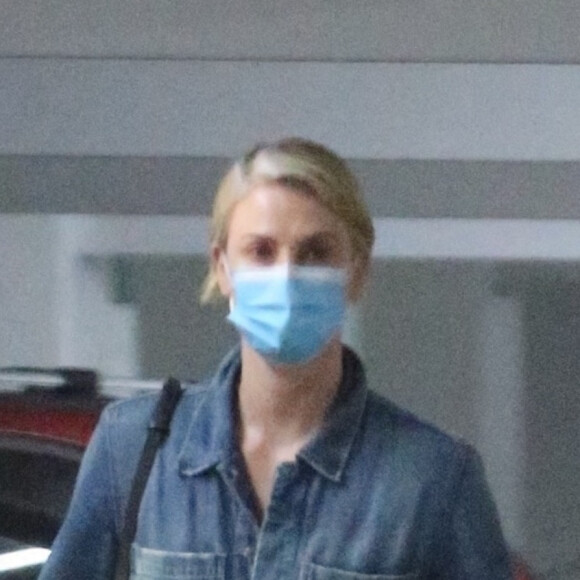 Exclusif - Charlize Theron arrive à l'hôpital avec sa fille à Los Angeles le 4 novembre 2020.
