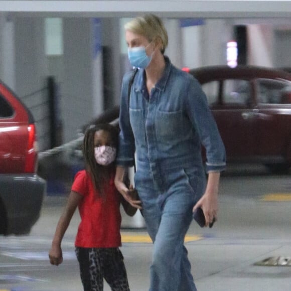 Exclusif - Charlize Theron arrive à l'hôpital avec sa fille à Los Angeles le 4 novembre 2020.