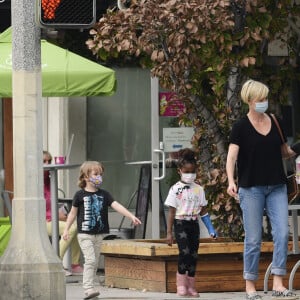 Exclusif - Charlize Theron emmène sa fille August, 4 ans, et un de ses amis manger une glace à Los Angeles, le 13 septembre 2020. L'actrice américaine de 45 ans, qui portait des espadrilles Dior, a pris des photos avec son téléphone pour immortaliser cette journée. 