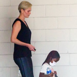 Exclusif - Charlize Theron se rend à son cours de gym en compagnie de sa fille August dans le quartier de Beverly Hills à Los Angeles pendant l'épidémie de coronavirus (Covid-19), le 30 juillet 2020