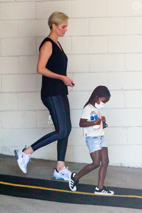 Exclusif - Charlize Theron se rend à son cours de gym en compagnie de sa fille August dans le quartier de Beverly Hills à Los Angeles pendant l'épidémie de coronavirus (Covid-19), le 30 juillet 2020