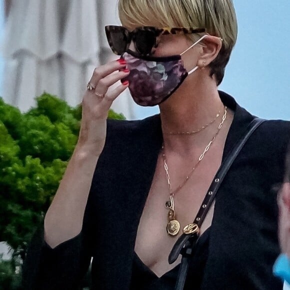 Exclusif - Charlize Theron dîne avec ses deux enfants au restaurant Nobu à Malibu le 20 juin 2020. Elle porte un masque original pour se protéger de l'épidémie de Coronavirus (Covid-19).