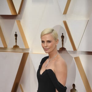 Charlize Theron (robe Dior Haute Couture) lors du photocall des arrivées de la 92ème cérémonie des Oscars 2020 au Hollywood and Highland à Los Angeles, Californie, Etats-Unis, le 9 février 2020.