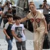 Céline Dion s'est rendue chez l'opticien Meyrowitz avec ses jumeaux Eddy et Nelson pour s'acheter une paire de lunettes de soleil avant de rentrer à l'hôtel Royal Monceau à Paris