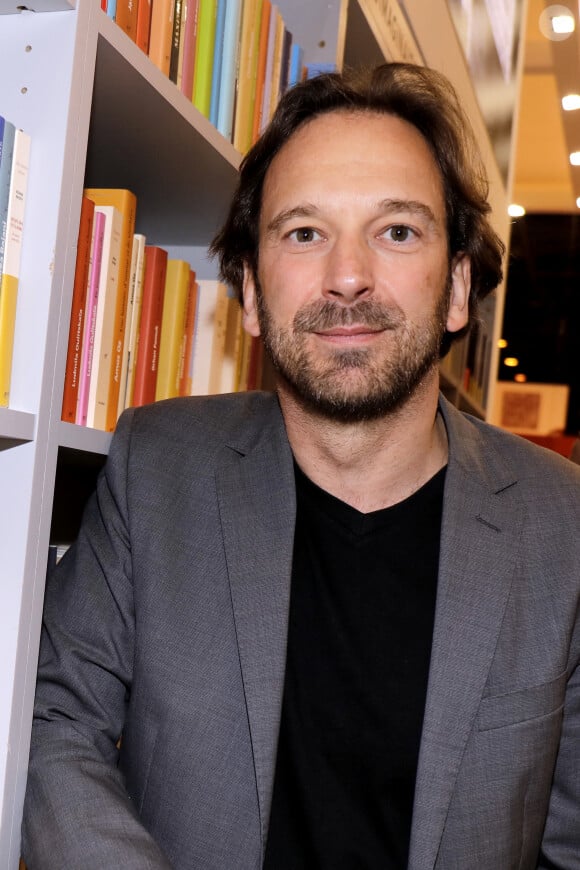 François Busnel - Personnalités en dédicace au salon du livre "Livre Paris 2018" à Paris. Le 17 mars 2018.