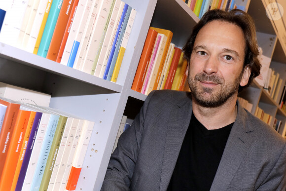 François Busnel - Personnalités en dédicace au salon du livre "Livre Paris 2018" à Paris. Le 17 mars 2018.