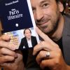 François Busnel - Personnalités en dédicace au salon du livre "Livre Paris 2018" à Paris. Le 17 mars 2018