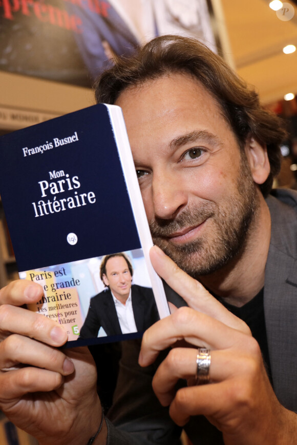 François Busnel - Personnalités en dédicace au salon du livre "Livre Paris 2018" à Paris. Le 17 mars 2018