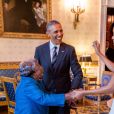 Virginia McLaurin, 106 ans, était l'invitée de la Maison Blanche, tellement heureuse de voire Barack et Michelle Obama qu'elle a voulu danser avec eux le 18 février 2016.   