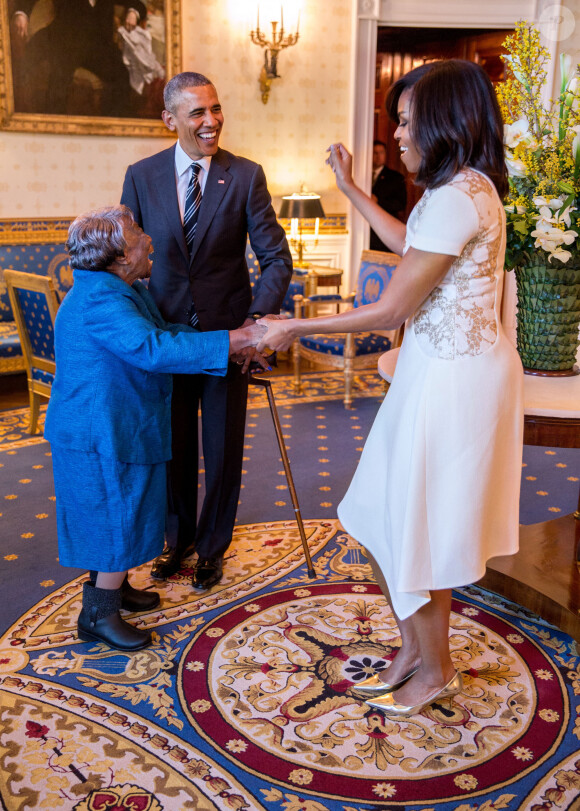 Virginia McLaurin, 106 ans, était l'invitée de la Maison Blanche, tellement heureuse de voire Barack et Michelle Obama qu'elle a voulu danser avec eux le 18 février 2016. 