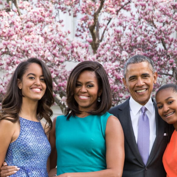 Le président américain Barack Obama, sa femme Michelle Obama et leurs filles Malia et Sasha posent en famille avec leurs chiens Bo et Sunny dans le jardin Rose de la Maison Blanche le dimanche de Pâques, à Washington, le 5 avril 2015. 