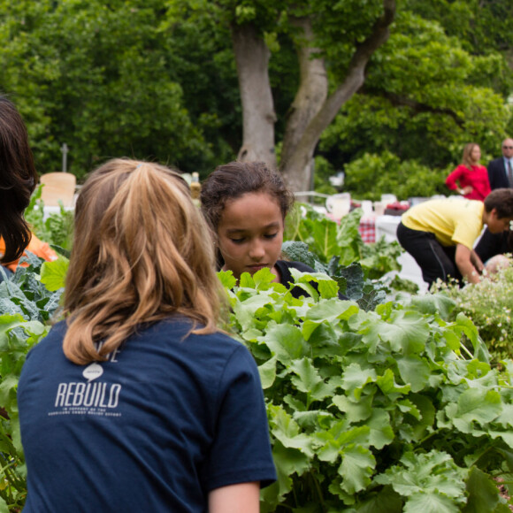 Michelle Obama avec des enfants à la Maison Blanche, en 2013