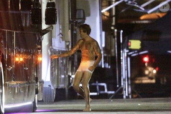 Exclusif - Justin Bieber en boxer Calvin Klein sur le tournage de son nouveau clip vidéo à Los Angeles, le 1er novembre 2020. Sa femme Hailey Baldwin Bieber était présente sur le plateau toute la journée.