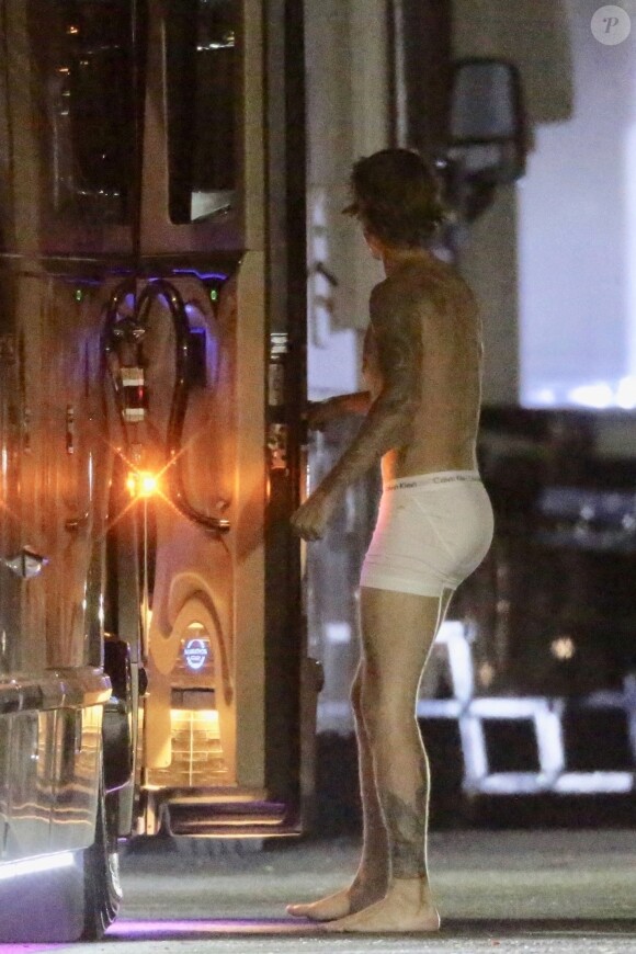 Exclusif - Justin Bieber en boxer Calvin Klein sur le tournage de son nouveau clip vidéo à Los Angeles, le 1er novembre 2020. Sa femme Hailey Baldwin Bieber était présente sur le plateau toute la journée.