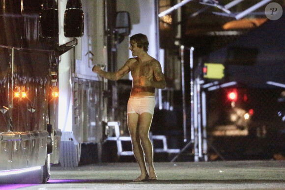 Exclusif - Justin Bieber en boxer Calvin Klein sur le tournage de son nouveau clip vidéo à Los Angeles, le 1er novembre 2020. Sa femme Hailey Baldwin Bieber était présente sur le plateau toute la journée.