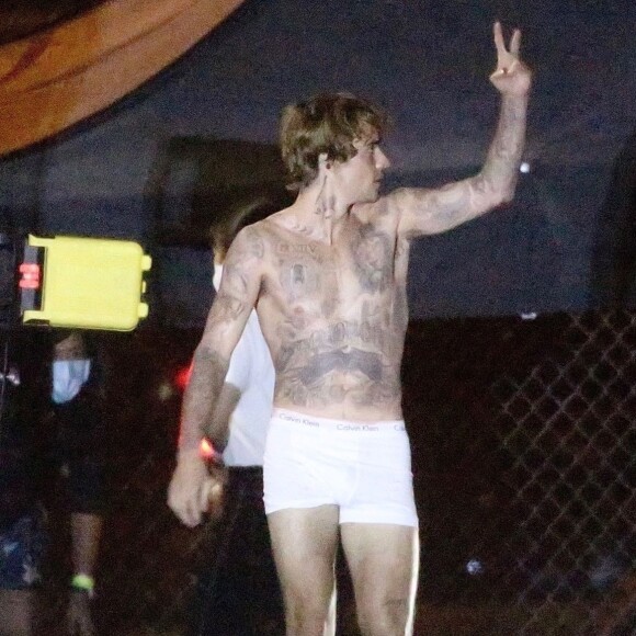 Exclusif - Justin Bieber en boxer Calvin Klein sur le tournage de son nouveau clip vidéo à Los Angeles, le 1er novembre 2020. Sa femme Hailey Baldwin Bieber était présente sur le plateau toute la journée.