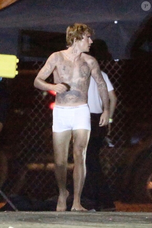Exclusif - Justin Bieber en boxer Calvin Klein sur le tournage de son nouveau clip vidéo à Los Angeles, le 1er novembre 2020. Sa femme Hailey Baldwin Bieber était présente sur le plateau toute la journée.
