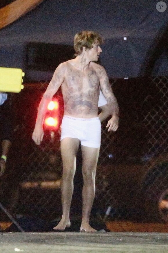 Exclusif - Justin Bieber en boxer Calvin Klein sur le tournage de son nouveau clip vidéo à Los Angeles, le 1er novembre 2020. Sa femme Hailey Baldwin Bieber était présente sur le plateau toute la journée.