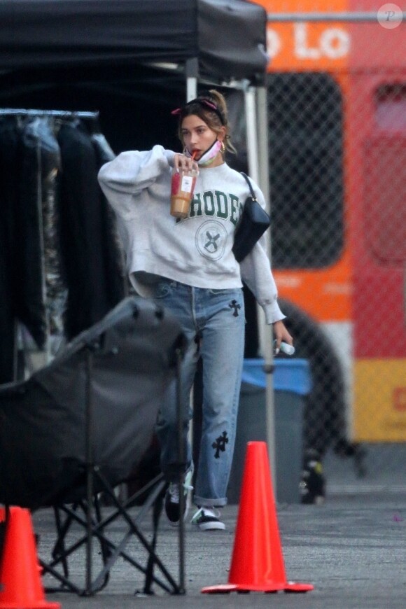 Exclusif - Hailey Baldwin assiste au tournage du nouveau clip de son mari Justin Bieber. Los Angeles, le 1er novembre 2020.