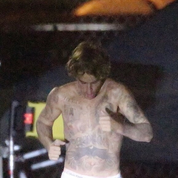 Exclusif - Justin Bieber en boxer Calvin Klein sur le tournage de son nouveau clip vidéo à Los Angeles, le 1er novembre 2020. Sa femme Hailey Baldwin Bieber était présente sur le plateau toute la journée.