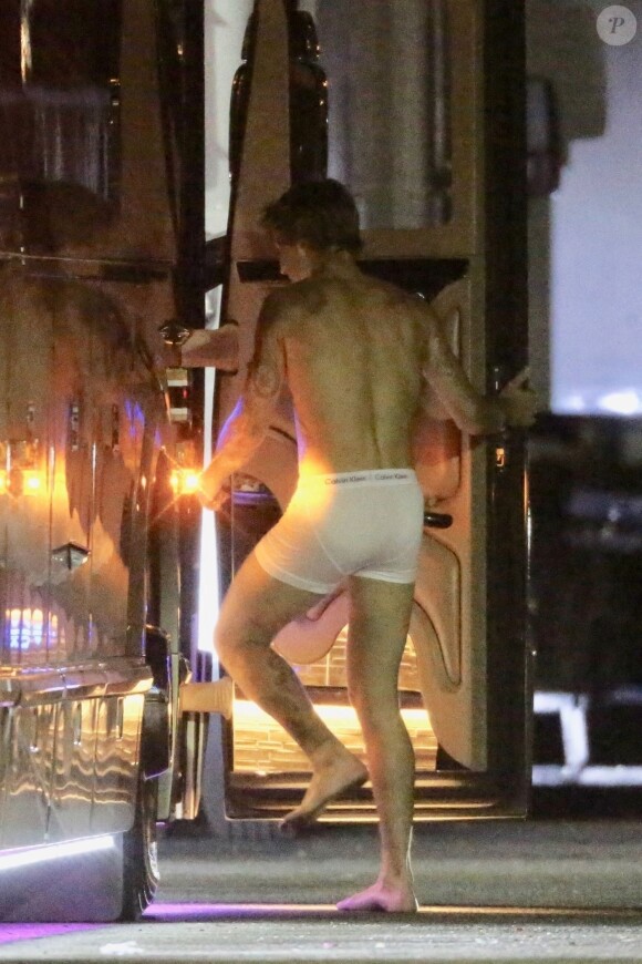 Exclusif - Justin Bieber en boxer Calvin Klein sur le tournage de son nouveau clip vidéo à Los Angeles, le 1er novembre 2020. Sa femme Hailey Baldwin Bieber était présente sur le plateau toute la journée.