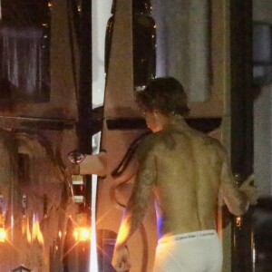 Exclusif - Justin Bieber en boxer Calvin Klein sur le tournage de son nouveau clip vidéo à Los Angeles, le 1er novembre 2020. Sa femme Hailey Baldwin Bieber était présente sur le plateau toute la journée.