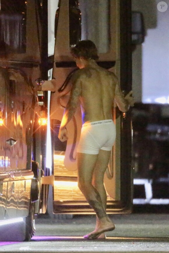 Exclusif - Justin Bieber en boxer Calvin Klein sur le tournage de son nouveau clip vidéo à Los Angeles, le 1er novembre 2020. Sa femme Hailey Baldwin Bieber était présente sur le plateau toute la journée.