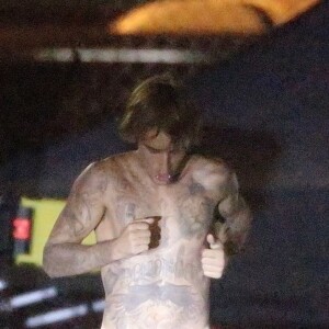 Exclusif - Justin Bieber en boxer Calvin Klein sur le tournage de son nouveau clip vidéo à Los Angeles, le 1er novembre 2020. Sa femme Hailey Baldwin Bieber était présente sur le plateau toute la journée.