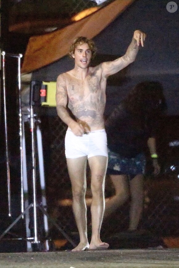 Exclusif - Justin Bieber en boxer Calvin Klein sur le tournage de son nouveau clip vidéo à Los Angeles, le 1er novembre 2020. Sa femme Hailey Baldwin Bieber était présente sur le plateau toute la journée.