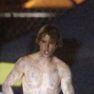 Exclusif - Justin Bieber en boxer Calvin Klein sur le tournage de son nouveau clip vidéo à Los Angeles, le 1er novembre 2020. Sa femme Hailey Baldwin Bieber était présente sur le plateau toute la journée.