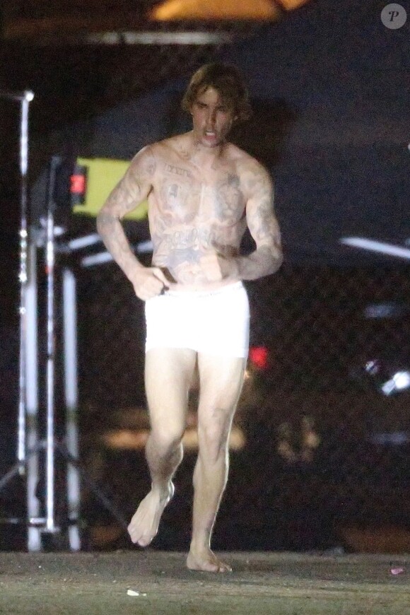 Exclusif - Justin Bieber en boxer Calvin Klein sur le tournage de son nouveau clip vidéo à Los Angeles, le 1er novembre 2020. Sa femme Hailey Baldwin Bieber était présente sur le plateau toute la journée.