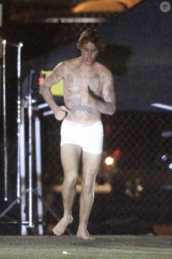 Exclusif - Justin Bieber en boxer Calvin Klein sur le tournage de son nouveau clip vidéo à Los Angeles, le 1er novembre 2020. Sa femme Hailey Baldwin Bieber était présente sur le plateau toute la journée.