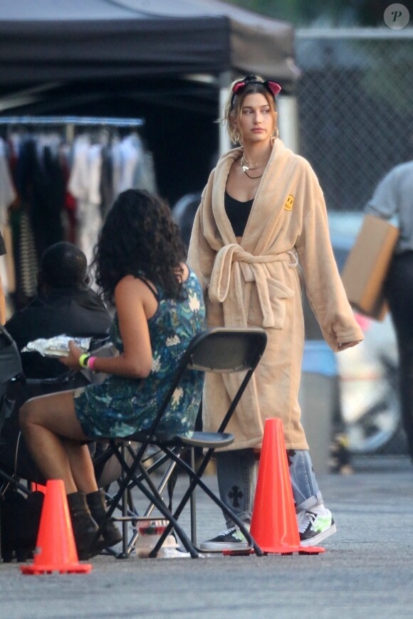 Exclusif - Hailey Baldwin assiste au tournage du nouveau clip de son mari Justin Bieber. Los Angeles, le 1er novembre 2020.