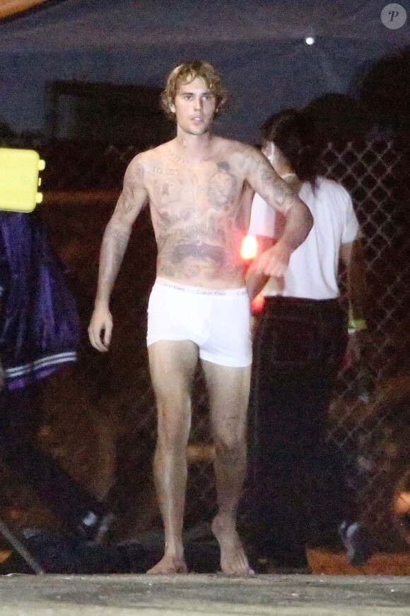 Exclusif - Justin Bieber en boxer Calvin Klein sur le tournage de son nouveau clip vidéo à Los Angeles, le 1er novembre 2020. Sa femme Hailey Baldwin Bieber était présente sur le plateau toute la journée.