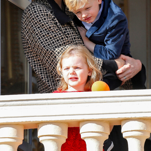 La princesse Charlene de Monaco et ses enfants, la princesse Gabriella et le prince Jacques - La famille princière de Monaco au balcon du palais lors de la fête nationale monégasque, à Monaco. Le 19 novembre 2018. © Dominque Jacovides / Bestimage