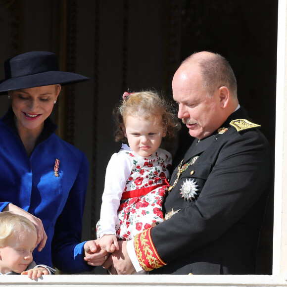 La princesse Charlène de Monaco, le prince Jacques de Monaco, marquis des Baux, la princesse Gabriella de Monaco, comtesse de Carladès et le prince Albert II de Monaco - La famille princière de Monaco au balcon du palais lors de la fête nationale monégasque, à Monaco, le 19 novembre 2017. © Dominique Jacovides/Bestimage