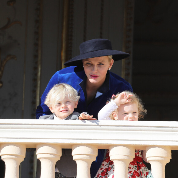 La princesse Charlène de Monaco, le prince Jacques de Monaco, marquis des Baux, et la princesse Gabriella de Monaco, comtesse de Carladès - La famille princière de Monaco au balcon du palais lors de la fête nationale monégasque, à Monaco, le 19 novembre 2017. © Dominique Jacovides/Bestimage