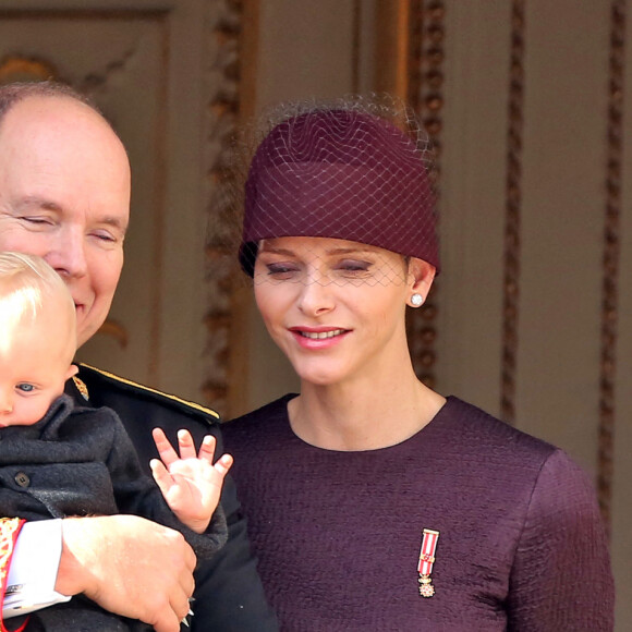 La prince Albert II de Monaco, la princesse Charlène et leur fils le prince Jacques - La famille princière de Monaco au balcon du palais lors de la Fête Nationale monégasque le 19 novembre 2015. © Dominique Jacovides/Bruno Bébert/Bestimage
